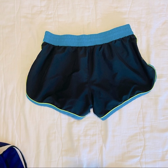 Under Armour Heat Gear Semi Fitted Running Shorts - Picture 2 of 13